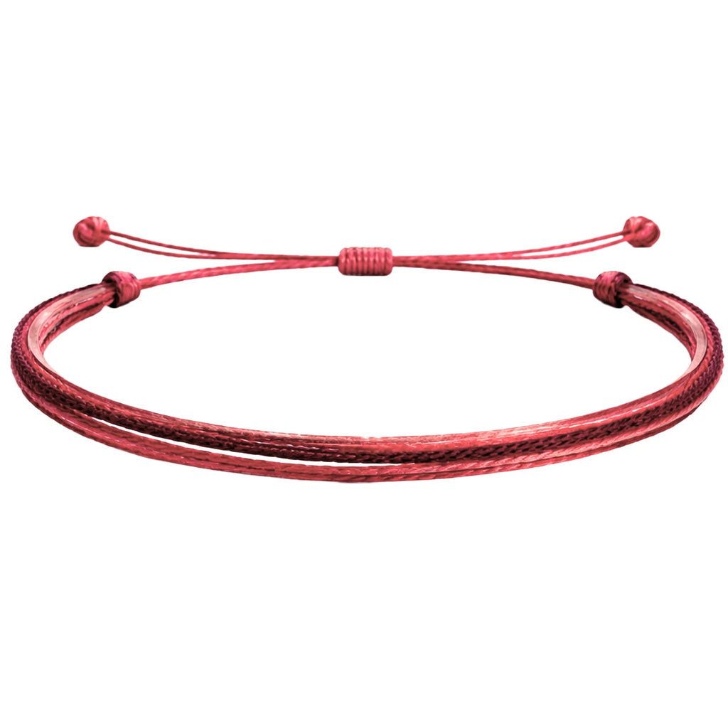 Cordones paralelos en tonos rojizos y cabos anudados de una pulsera multihilo ajustable