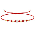 Pulsera de hilo rojo con seis cuentas facetadas y centro de efecto perlado