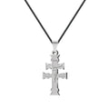Colgante Cruz de Caravaca en acero inoxidable con figura de Cristo en relieve, inscripciones grabadas y cordón negro