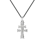 Colgante Cruz de Caravaca en acero inoxidable con figura de Cristo en relieve, inscripciones grabadas y cordón negro