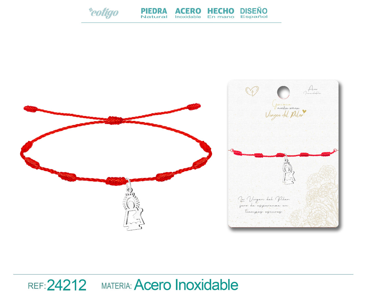 Pulsera de hilo rojo de 7 nudos con colgante de silueta de la Virgen del Pilar en acero inoxidable plateado presentada en tarjeta