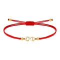 Pulsera de hilo rojo ajustable con silueta de la Virgen de Covadonga en acero dorado
