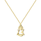 Collar con colgante de silueta calada moderna de la Virgen de Candelaria en acero inoxidable dorado, con detalles de media luna, corona y candela, suspendido de una cadena fina.