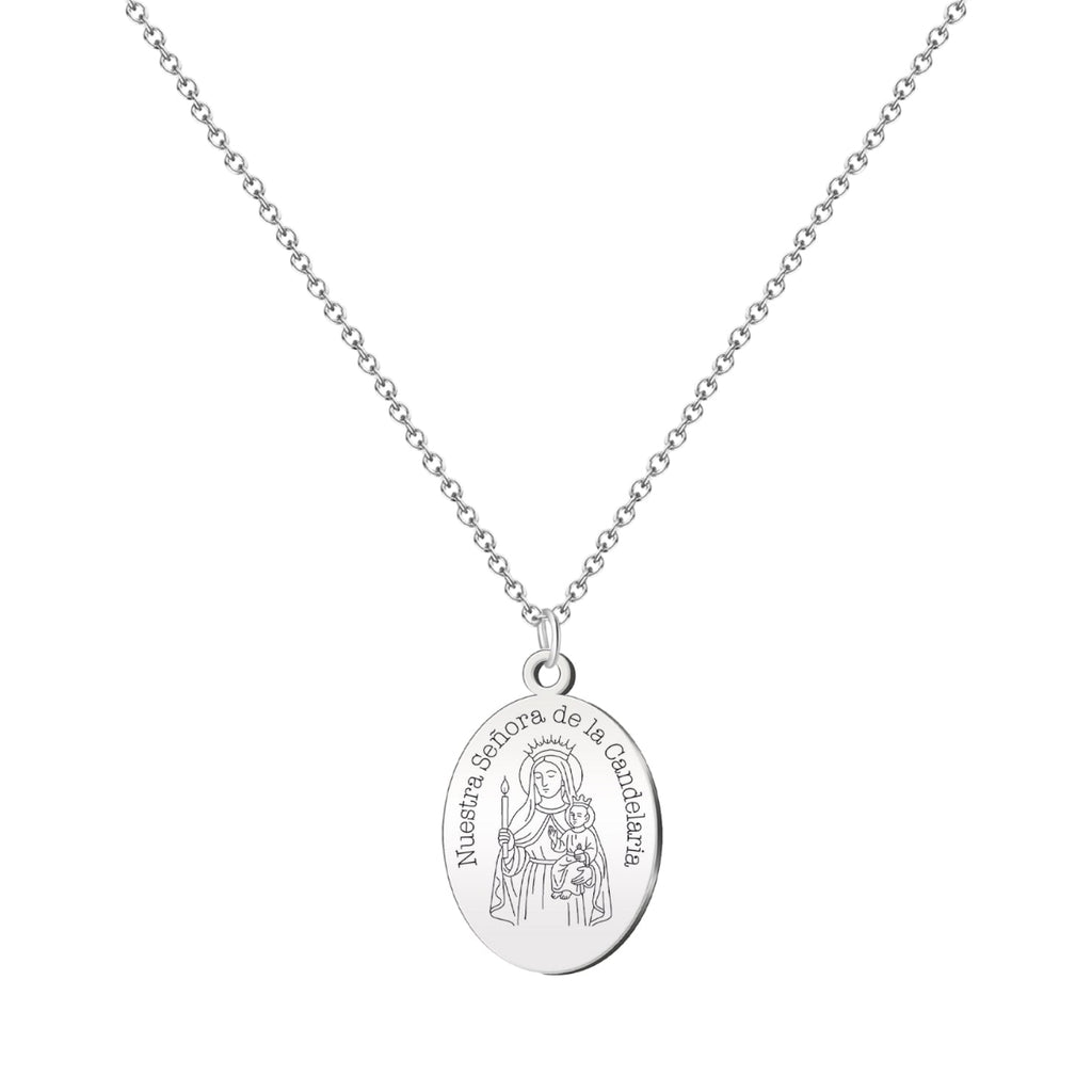 Collar de cadena plateada con colgante de medalla ovalada grabada con la imagen de la Virgen de Candelaria y el Niño Jesús, fabricado en acero inoxidable resistente.