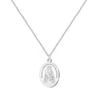 Collar de cadena plateada con colgante de medalla ovalada grabada con la imagen de la Virgen de Candelaria y el Niño Jesús, fabricado en acero inoxidable resistente.