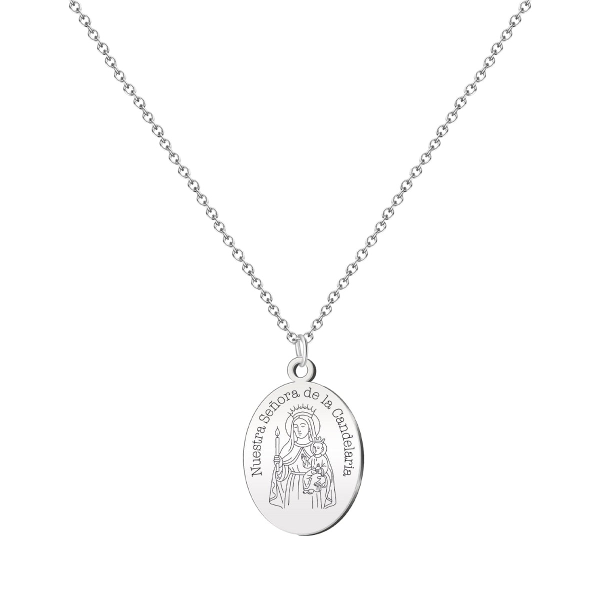 Collar de cadena plateada con colgante de medalla ovalada grabada con la imagen de la Virgen de Candelaria y el Niño Jesús, fabricado en acero inoxidable resistente.