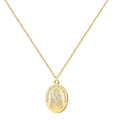 Collar de cadena dorada con medalla ovalada grabada con la imagen de Nuestra Señora de la Candelaria y el Niño Jesús, fabricado en acero inoxidable dorado.