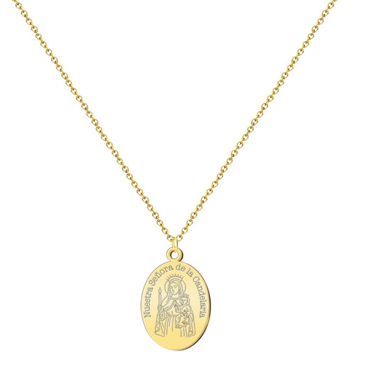 Collar de cadena dorada con medalla ovalada grabada con la imagen de Nuestra Señora de la Candelaria y el Niño Jesús, fabricado en acero inoxidable dorado.