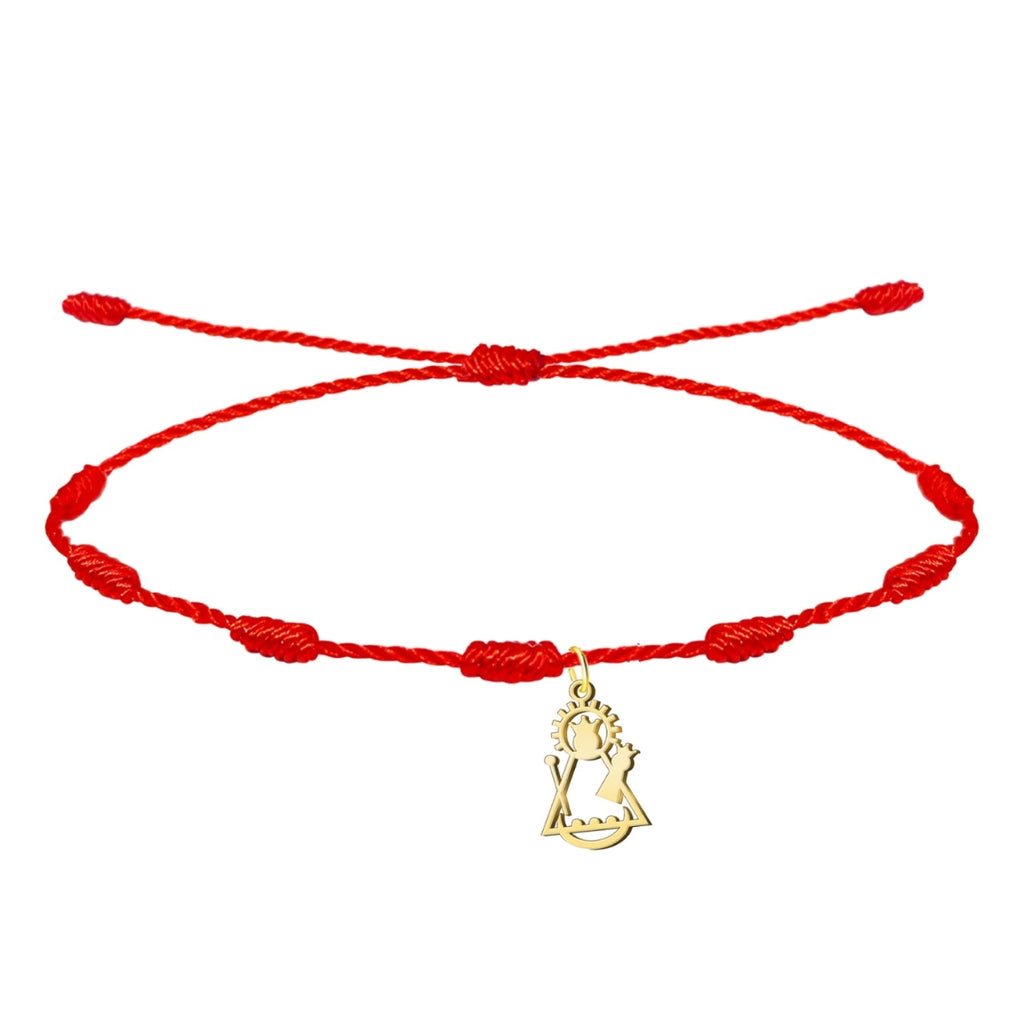 Pulsera de hilo rojo trenzado con 7 nudos de protección y colgante central de la silueta de la Virgen de Candelaria en acero inoxidable dorado.