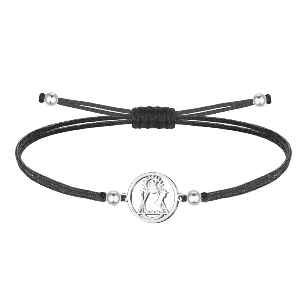 Pulsera de hilo encerado negro ajustable con pieza central circular de acero inoxidable plateado, presentando la silueta calada de la Virgen de Candelaria.