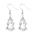 Pendientes de gancho en color plateado con silueta calada de la Virgen de Candelaria, fabricados en acero inoxidable. Diseño moderno con detalles de corona, rayos de sol y media luna.