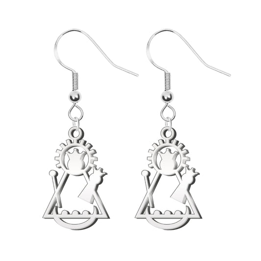 Pendientes de gancho en color plateado con silueta calada de la Virgen de Candelaria, fabricados en acero inoxidable. Diseño moderno con detalles de corona, rayos de sol y media luna.