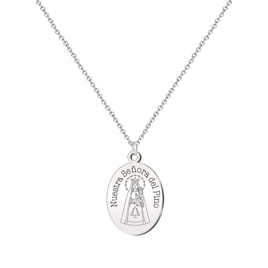 Collar con medalla ovalada grabada de Nuestra Señora del Pino en acero inoxidable plateado