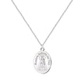 Collar con medalla ovalada grabada de Nuestra Señora del Pino en acero inoxidable plateado