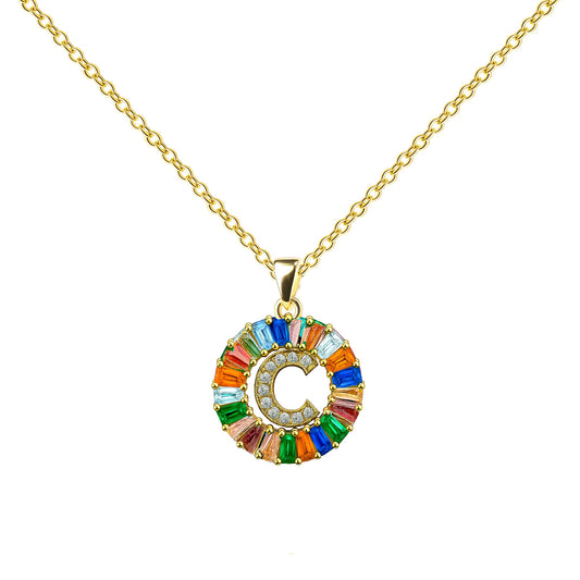 Collar con colgante de inicial C diseño Rainbow con circonitas multicolor talla baguette y baño de oro 14K.