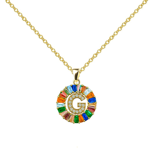 Collar con colgante de inicial G diseño Rainbow con circonitas multicolor talla baguette y baño de oro 14K.