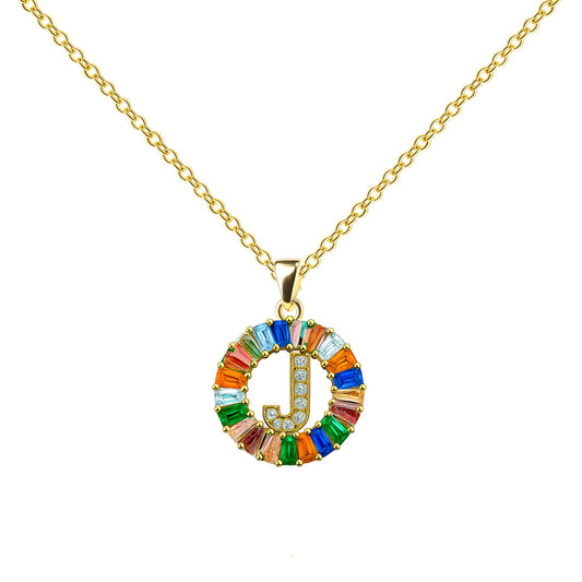 Collar con colgante de inicial J diseño Rainbow con circonitas multicolor talla baguette y baño de oro 14K.