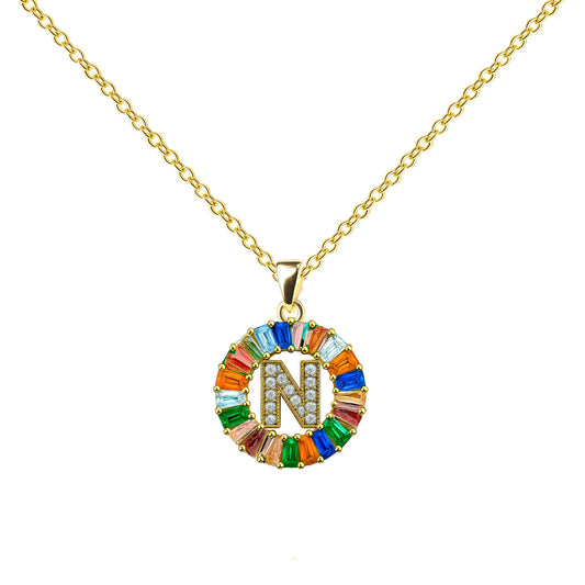 Collar con colgante de inicial N diseño Rainbow con circonitas multicolor talla baguette y baño de oro 14K.