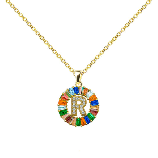 Collar con colgante de inicial R diseño Rainbow con circonitas multicolor talla baguette y baño de oro 14K.