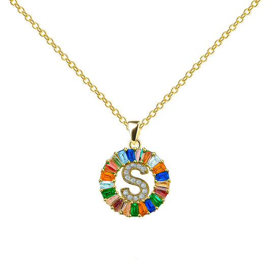 Collar con colgante de inicial S diseño Rainbow con circonitas multicolor talla baguette y baño de oro 14K.