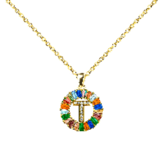 Collar con colgante de inicial T diseño Rainbow con circonitas multicolor talla baguette y baño de oro 14K.