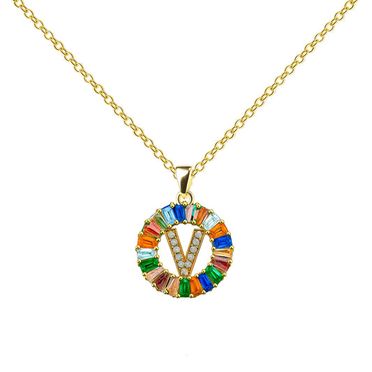 Collar con colgante de inicial V diseño Rainbow con circonitas multicolor talla baguette y baño de oro 14K.