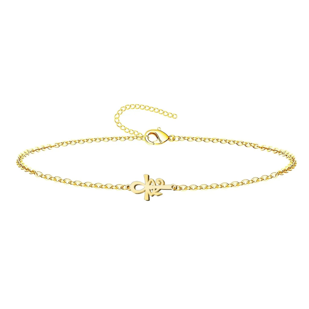 Pulsera de cadena fina con un diseño central de la Cruz Egipcia (Ankh) que integra el símbolo del Ojo de Horus, fabricada en acero inoxidable con acabado dorado brillante y cierre de mosquetón con cadena extensora.