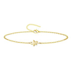 Pulsera de cadena fina con un diseño central de la Cruz Egipcia (Ankh) que integra el símbolo del Ojo de Horus, fabricada en acero inoxidable con acabado dorado brillante y cierre de mosquetón con cadena extensora.