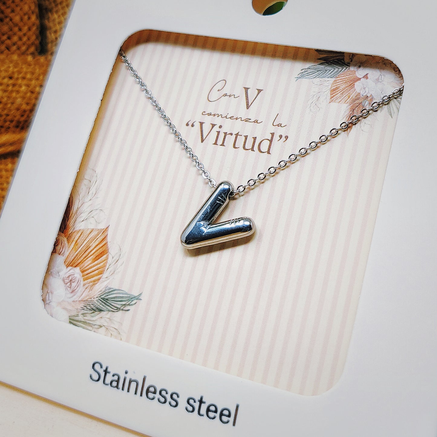 Collar Letra Inicial V Estilo Globo en Acero Inoxidable