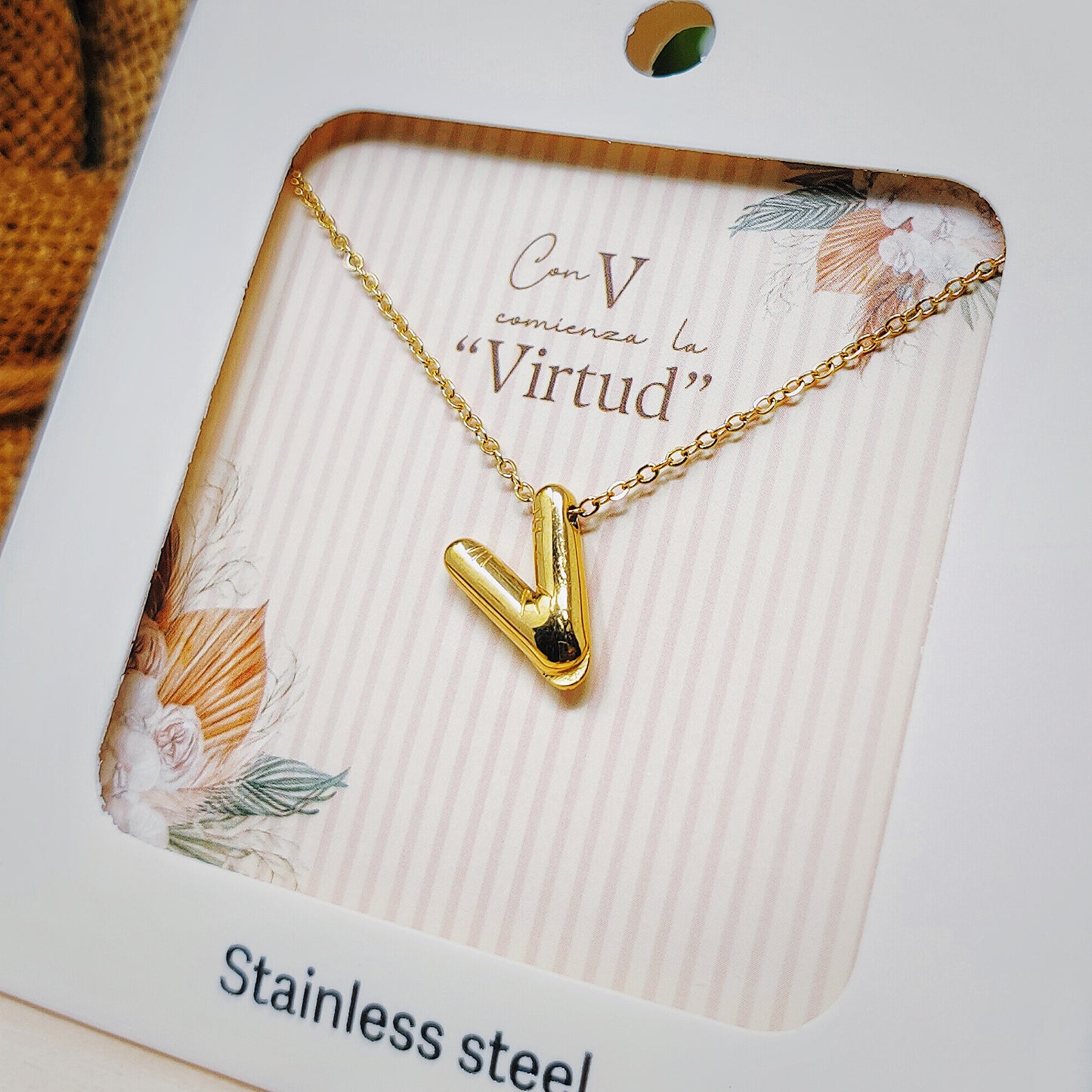 Collar Letra Inicial V Estilo Globo con Baño de Oro 14k