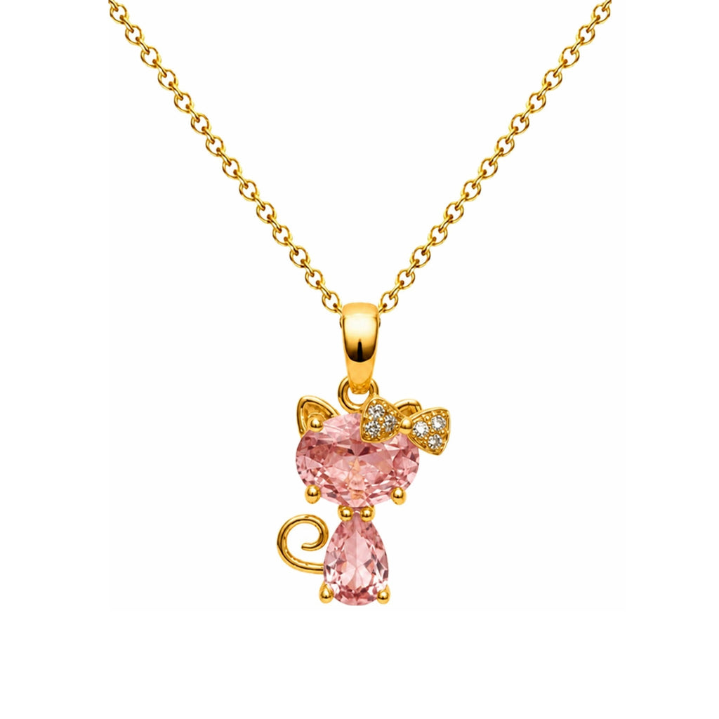 Collar de gato dorado con circonitas rosas, detalle del colgante sobre fondo blanco.