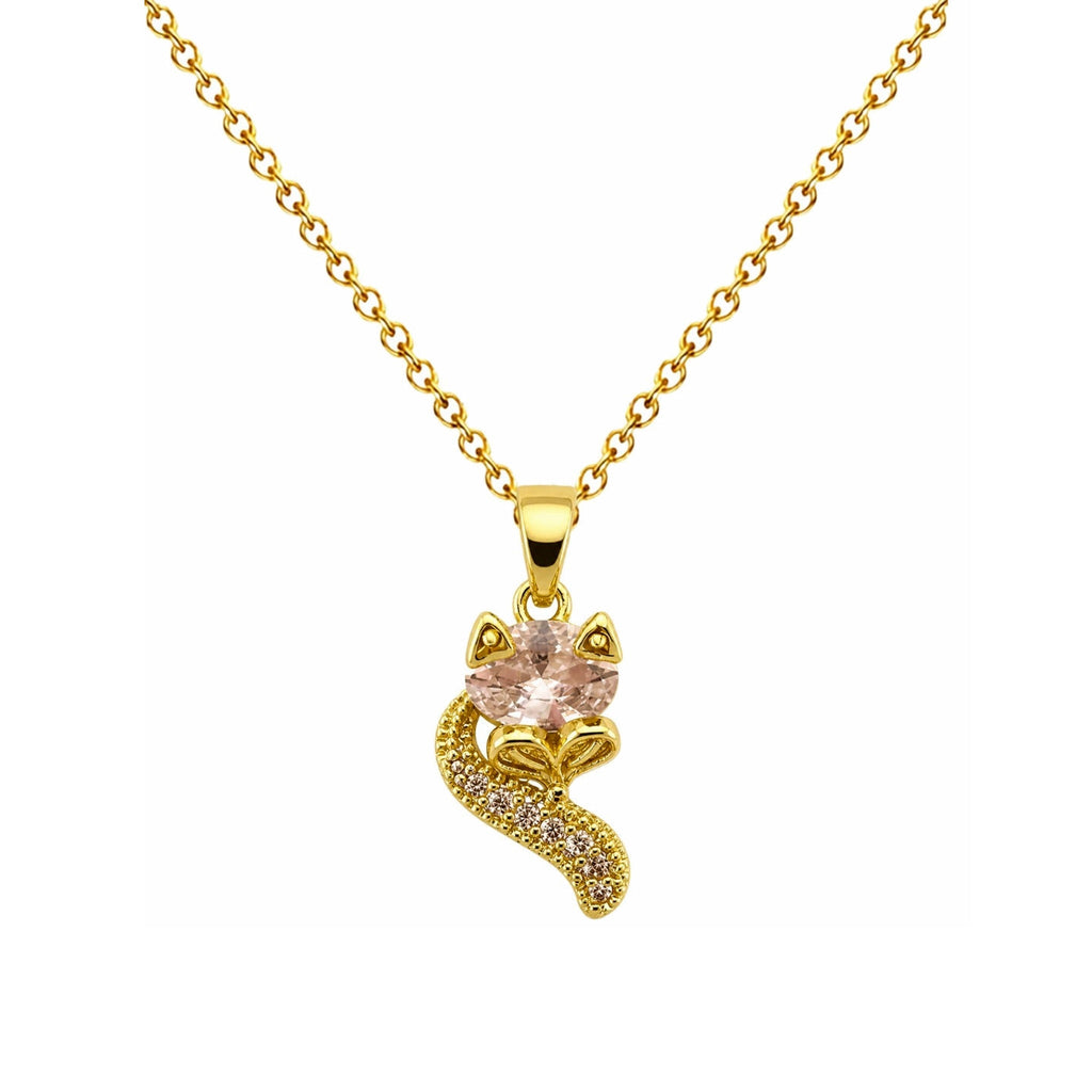 Collar de zorro dorado con circonita rosa, detalle del colgante sobre fondo blanco.