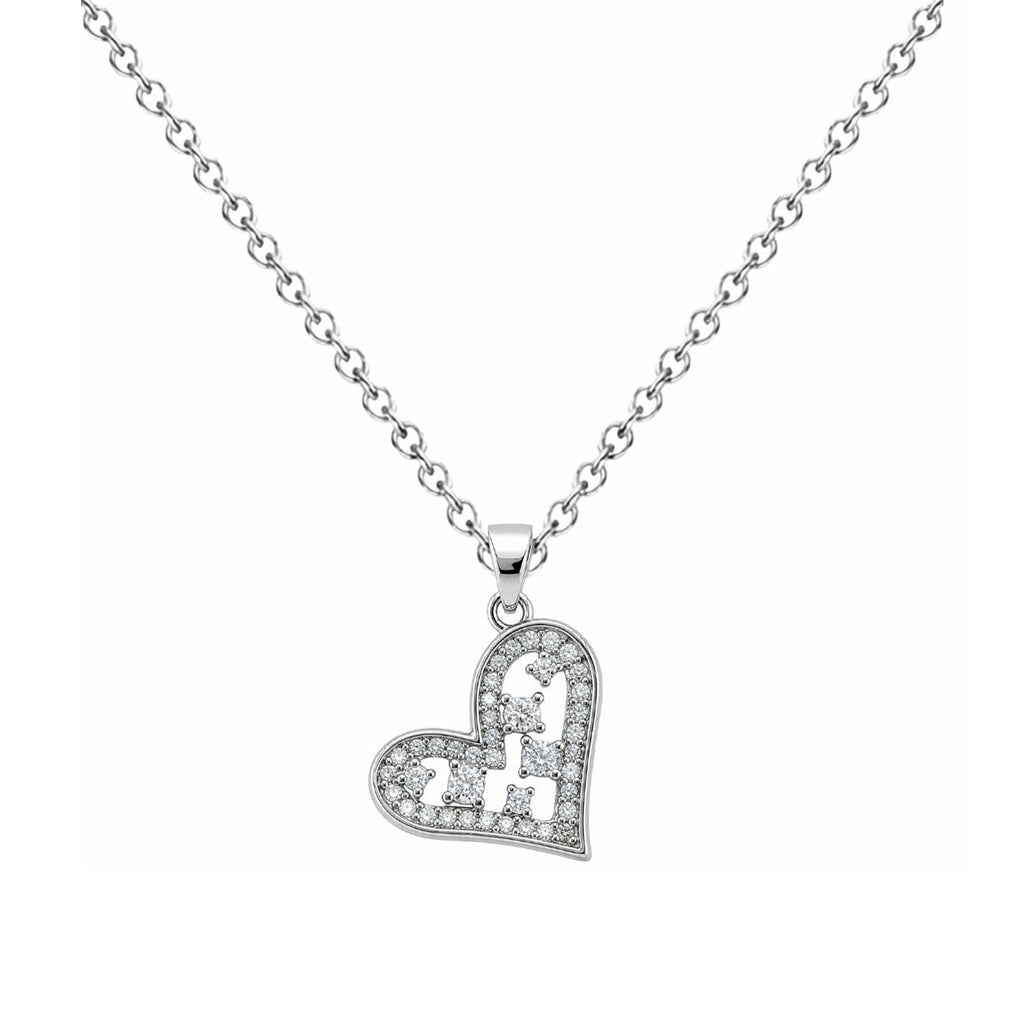 Collar de corazón asimétrico con circonitas, detalle del colgante sobre fondo blanco.