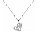 Collar de corazón asimétrico con circonitas, detalle del colgante sobre fondo blanco.