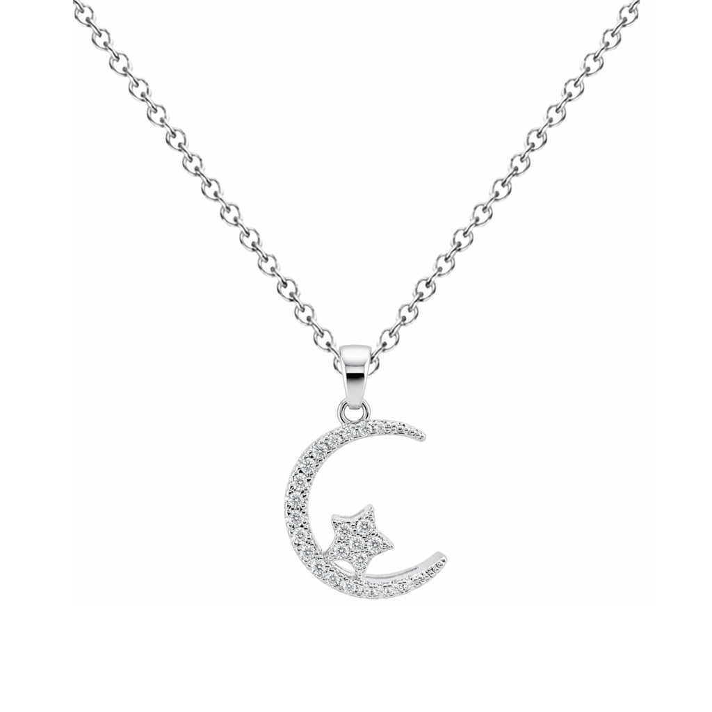 Collar plateado de luna y estrella, detalle del colgante sobre fondo blanco.