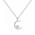 Collar plateado de luna y estrella, detalle del colgante sobre fondo blanco.