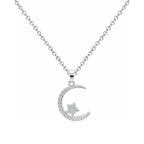 Collar plateado de luna y estrella, detalle del colgante sobre fondo blanco.