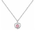 Collar de corazón rosa con doble contorno, detalle del colgante sobre fondo blanco.