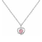 Collar de corazón rosa con doble contorno, detalle del colgante sobre fondo blanco.