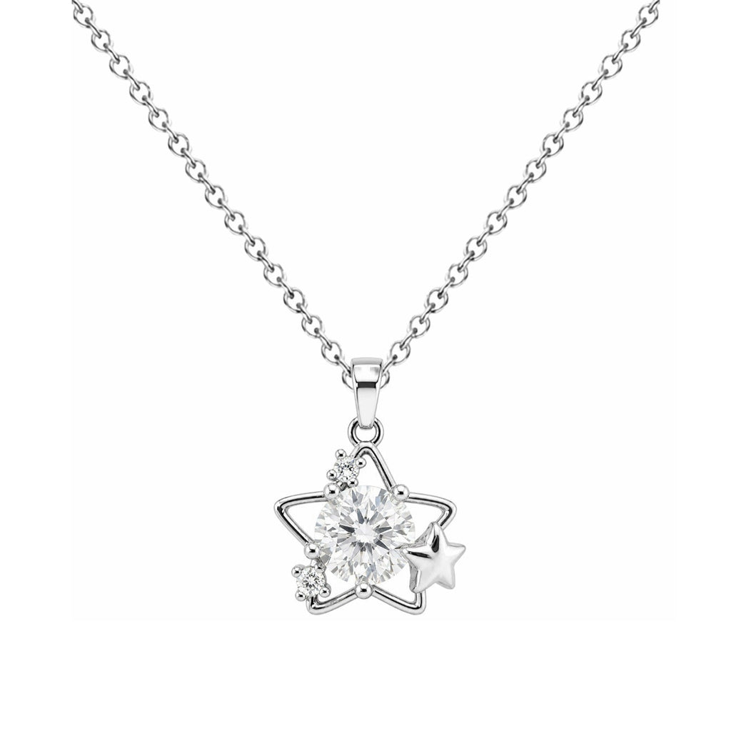 Collar de estrella calada con circonita, detalle del colgante sobre fondo blanco.