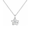 Collar de estrella calada con circonita, detalle del colgante sobre fondo blanco.