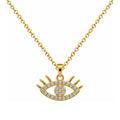 Collar de ojo dorado con circonitas, detalle del colgante sobre fondo blanco.