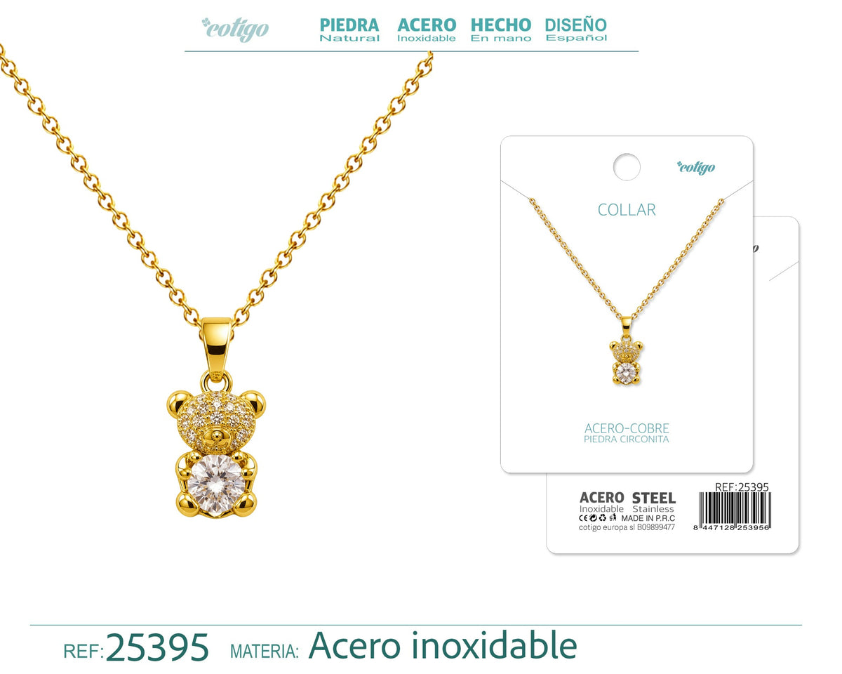 Collar de osito con circonita redonda en tono dorado, con cadena y tarjeta de presentación.