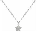 Collar de estrella plateada con circonitas, detalle del colgante sobre fondo blanco.
