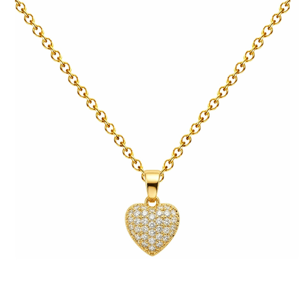 Collar de corazón dorado con circonitas, detalle del colgante sobre fondo blanco.
