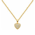 Collar de corazón dorado con circonitas, detalle del colgante sobre fondo blanco.
