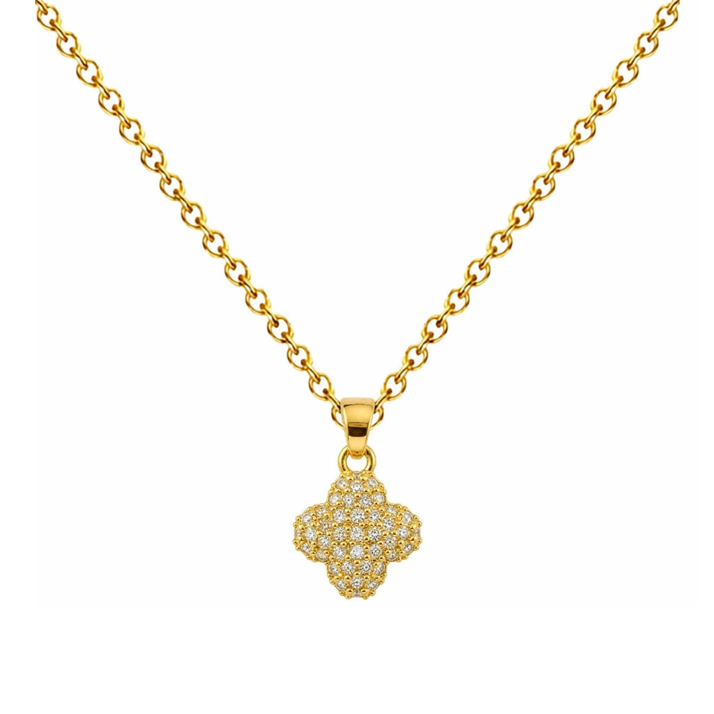 Collar de trébol dorado con circonitas, detalle del colgante sobre fondo blanco.