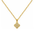 Collar de trébol dorado con circonitas, detalle del colgante sobre fondo blanco.