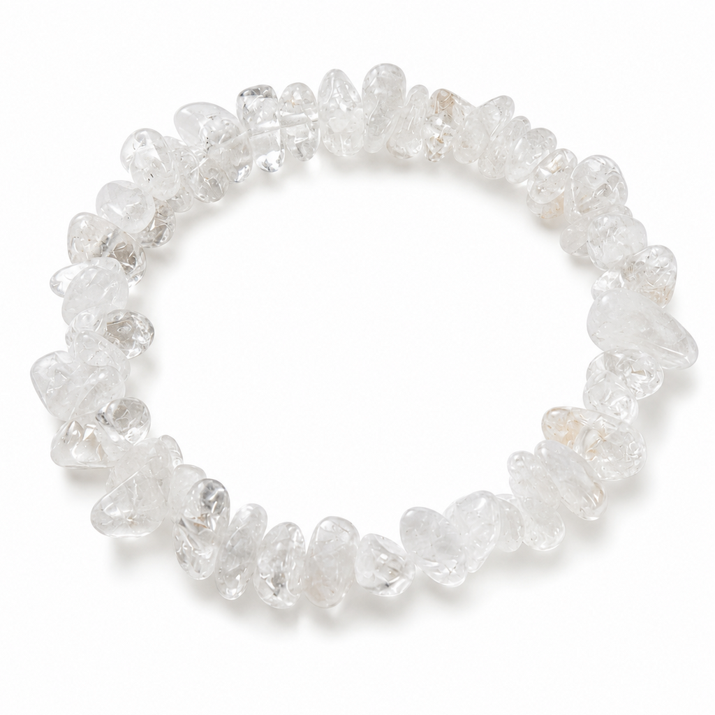 Pulsera chip de piedra natural color Cuarzo Blanco sobre fondo blanco