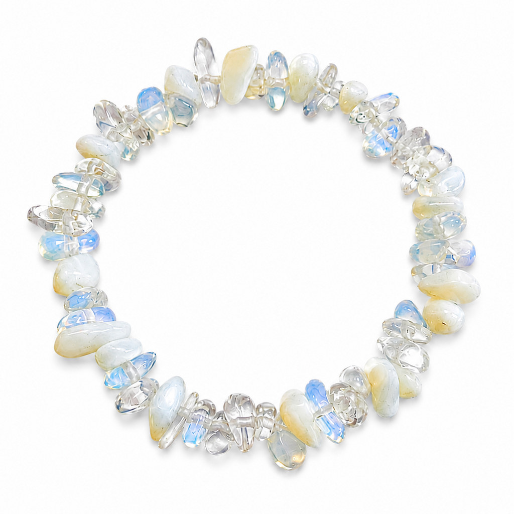 Pulsera chip de piedra natural color Opalina sobre fondo blanco